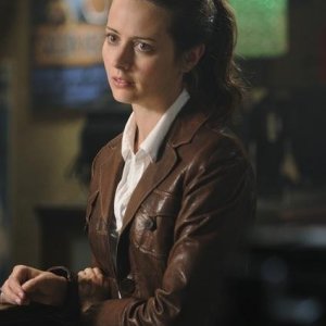 Amy Acker in una scena dell'episodio This Is Why We Stay di Happy Town