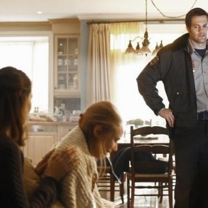 Amy Acker, Sarah Gadon e Geoff Stults in una scena dell'episodio I Came to Haplin for the Waters di Happy Town