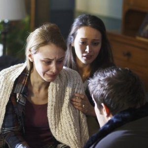 Amy Acker, Sarah Gadon e Geoff Stults nell'episodio I Came to Haplin for the Waters di Happy Town