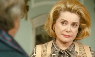 Catherine Deneuve nel film Potiche