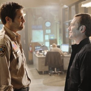 Geoff Stults e Peter Outerbridge nell'episodio Dallas Alice Doesn't Live Here Anymore di Happy Town