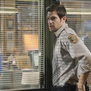 Geoff Stults nell'episodio Dallas Alice Doesn't Live Here Anymore di Happy Town