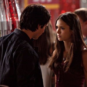Ian Somerhalder parla con Nina Dobrev nell'episodio Brave New World di Vampire Diaries