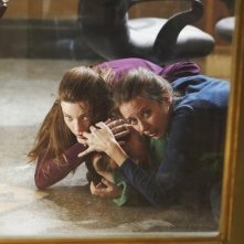 Lauren German ed Amy Acker nell'episodio Blame It on Rio Bravo di Happy Town