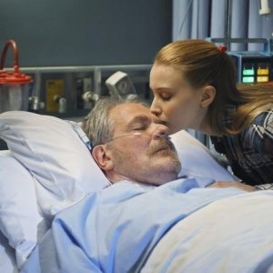M.C. Gainey e Sarah Gadon nell'episodio I Came to Haplin for the Waters di Happy Town