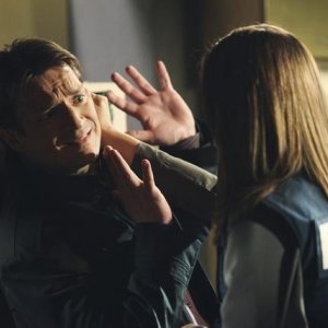 Nathan Fillion e Stana Katic in un momento dell'episodio A Deadly Affair di Castle