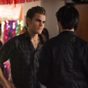 Paul Wesley e Ian Somerhalder (di spalle) in: Brave New World di Vampire Diaries