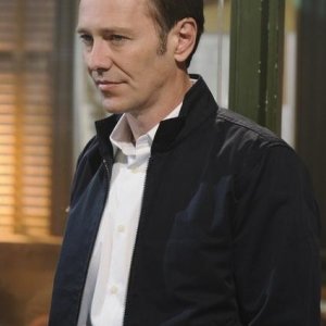 Peter Outerbridge nell'episodio Dallas Alice Doesn't Live Here Anymore di Happy Town