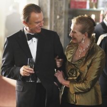 Sam Neill e Frances Conroy nell'episodio Dallas Alice Doesn't Live Here Anymore di Happy Town