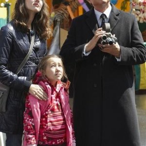 Sam Neill ed Amy Acker in un momento dell'episodio Polly Wants a Crack at Her di Happy Town