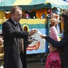 Sam Neill ed Amy Acker in una scena dell'episodio Polly Wants a Crack at Her di Happy Town
