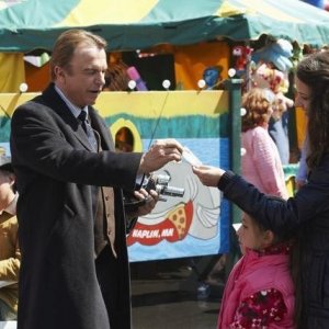 Sam Neill ed Amy Acker in una scena dell'episodio Polly Wants a Crack at Her di Happy Town