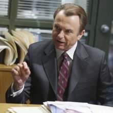 Sam Neill nell'episodio Slight of Hand di Happy Town