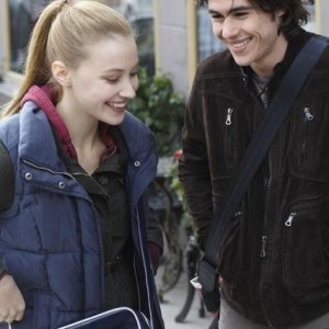 Sarah Gadon e Ben Schnetzer nell'episodio Blame It on Rio Bravo di Happy Town