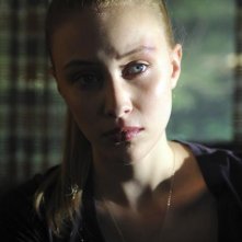 Sarah Gadon in una scena dell'episodio Polly Wants a Crack at Her di Happy Town