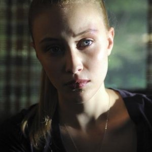 Sarah Gadon in una scena dell'episodio Polly Wants a Crack at Her di Happy Town