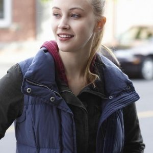 Sarah Gadon nell'episodio Blame It on Rio Bravo di Happy Town