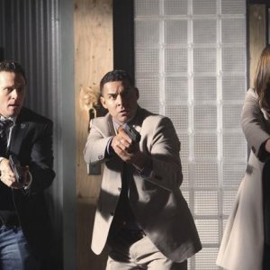 Seamus Dever, Jon Huertas e Stana Katic nell'episodio A Deadly Affair di Castle