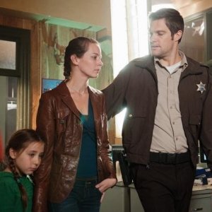 Sophia Ewaniuk, Amy Acker e Geoff Stults nell'episodio Blame It on Rio Bravo di Happy Town