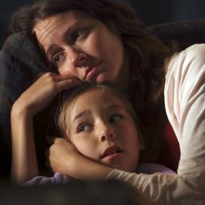 Sophia Ewaniuk ed Amy Acker in una scena dell'episodio Slight of Hand di Happy Town
