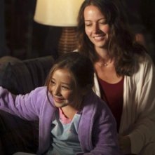 Sophia Ewaniuk ed Amy Acker nell'episodio Slight of Hand di Happy Town