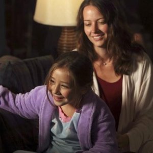 Sophia Ewaniuk ed Amy Acker nell'episodio Slight of Hand di Happy Town