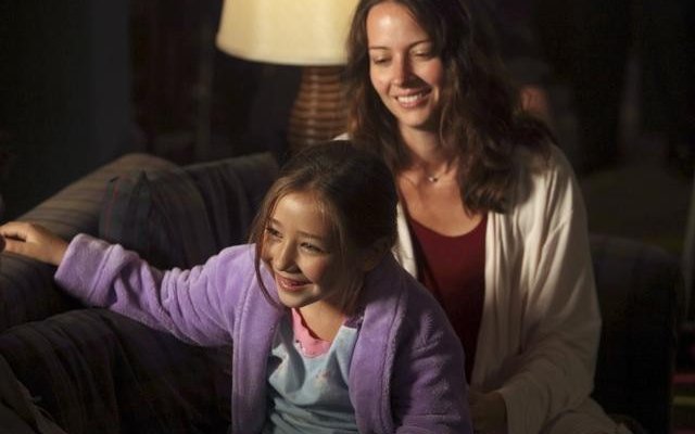 Sophia Ewaniuk ed Amy Acker nell'episodio Slight of Hand di Happy Town ...