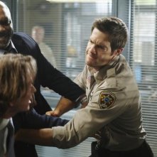 Steven Weber, Robert Wisdom e Geoff Stults in una scena dell'episodio Questions and Antlers di Happy Town