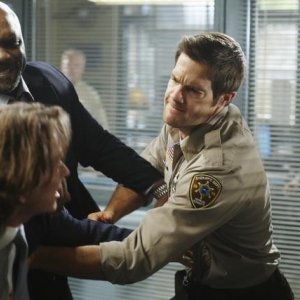 Steven Weber, Robert Wisdom e Geoff Stults in una scena dell'episodio Questions and Antlers di Happy Town