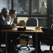 Steven Weber, Robert Wisdom e Geoff Stults nell'episodio Questions and Antlers di Happy Town