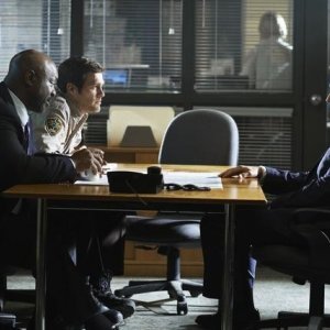 Steven Weber, Robert Wisdom e Geoff Stults nell'episodio Questions and Antlers di Happy Town