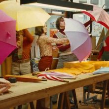 Una coloratissima scena del film Potiche, di Ozon