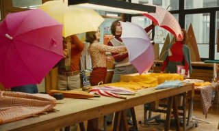 Una coloratissima scena del film Potiche, di Ozon
