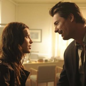 Warren Christie e Lauren German in una scena dell'episodio Polly Wants a Crack at Her di Happy Town