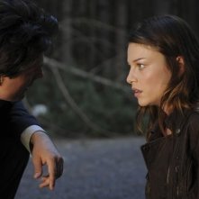 Warren Christie e Lauren German nell'episodio Polly Wants a Crack at Her di Happy Town