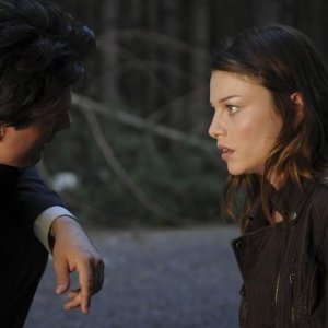 Warren Christie e Lauren German nell'episodio Polly Wants a Crack at Her di Happy Town