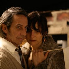 Alfredo Castro e Antonia Zegers in una scena del film Post Mortem