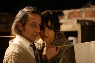 Alfredo Castro e Antonia Zegers in una scena del film Post Mortem