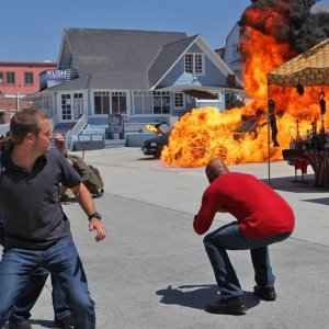 Chris O'Donnell e LL Cool J durante un'esplosione nell'episodio Human Traffic di NCIS: Los Angeles