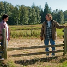 Clark (Tom Welling) e Jonathan (John Schneider) alla fattoria Kent in: Lazarus di Smallville