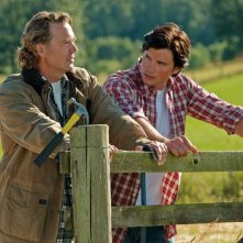 Clark (Tom Welling) parla col padre Jonathan (John Schneider) in: Lazarus di Smallville