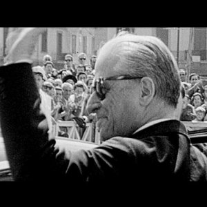 Federico Fellini in un'immagine di repertorio tratta da 1960, documentario di Gabriele Salvatores.