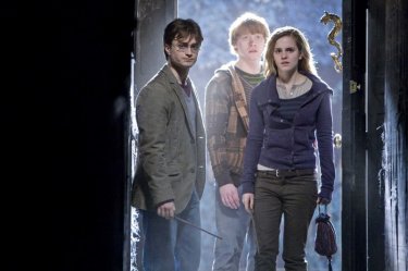 I nostri protagonisti (Daniel Radcliffe, Rupert Grint ed Emma Watson) in una sequenza di Harry Potter e i Doni della Morte - parte 1