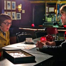 Linda Hunt parla con Mark Pellegrino in un momento dell'episodio Human Traffic di NCIS: Los Angeles