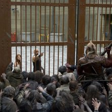 Luthor (Boris Kodjoe) e Claire (Ali Larter) con gli zombie alle porte nel film Resident Evil: Afterlife