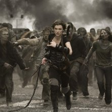 Milla Jovovich inseguita dagli zombie nel film Resident Evil: Afterlife