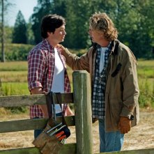 Smallville: Clark (Tom Welling) e il padre Jonathan (John Schneider) nell'episodio Lazarus