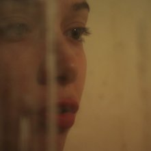 Un primo piano di Alexandra Pirici dal film Hai paura del buio