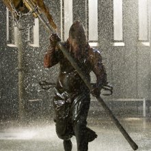 Una sequenza di Resident Evil: Afterlife con un mostruoso essere