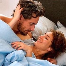 Noomi Rapace insieme al marito Ola in una scena del film Beyond